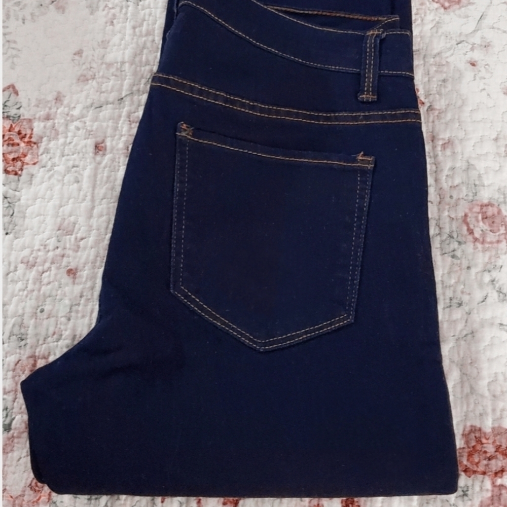 NWOT- MID RISE SLIM FIT JEANS SIZES 29- XXI. (Excellent Condition)